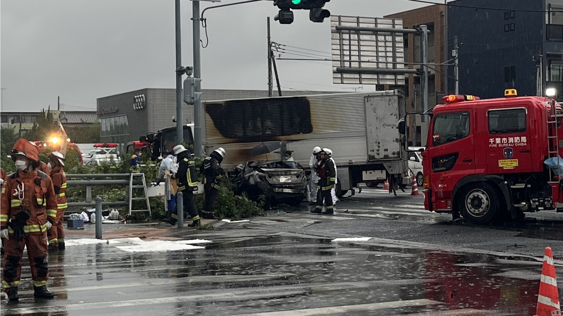 千葉市中央区の交差点で乗用車炎上、3人の遺体確認